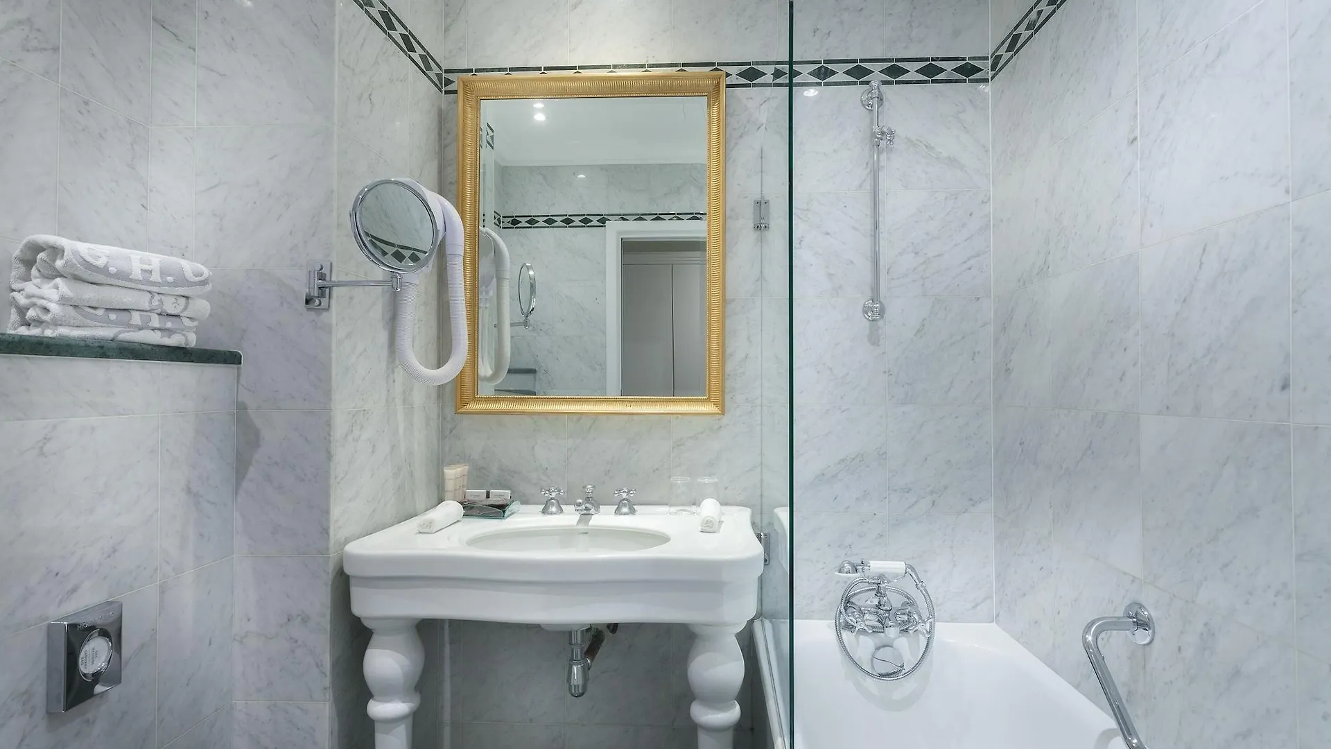 Hotel Grand De L'univers Saint-germain 3*